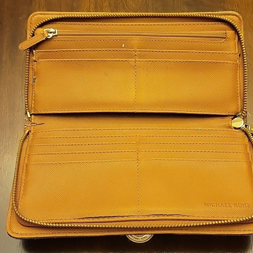 Michael Kors Beige Wallet - Picture 15 of 16